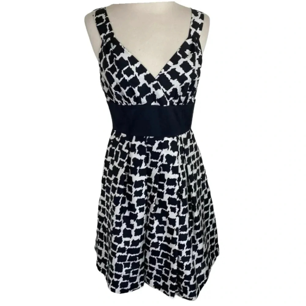 WHBM 4 black/white print dress sleeveless silk fit+ flare midi v-neck